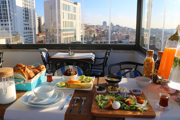 Free daily continental breakfast - Musk Hotel (Istanbul)