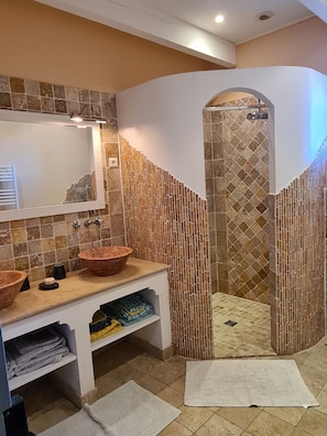 Een haardroger, handdoeken, zeep, toiletpapier