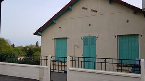 A building with two green shutters, a beige facade, and a red roof. - Cottage for 7 people 15 minutes from Puy du Fou (Pouzauges)