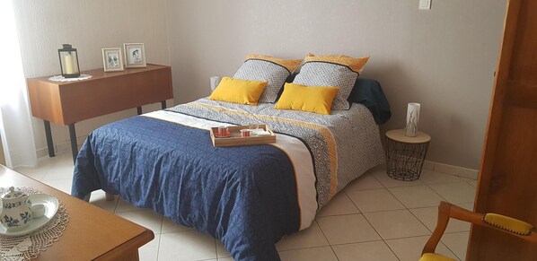 3 عدّة غرف نوم ومكواة/لوح كي وملاءات أسرّة