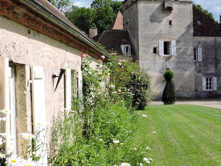 Exterior. Charming country house with garden at Château de Vesset
