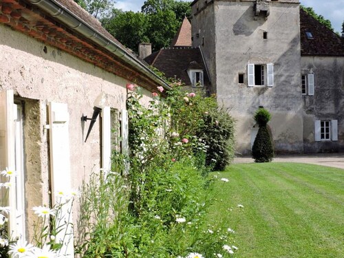 Maison de campagne charmante avec jardin au Château de Vesset