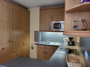 Kühlschrank, Mikrowelle, Ofen, Geschirrspüler