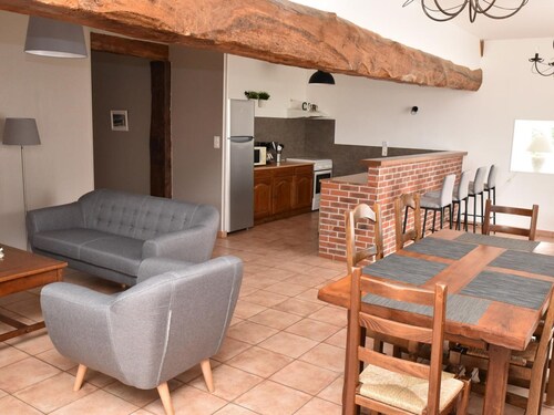 Gîte avec grand jardin et terrasse à Cressanges