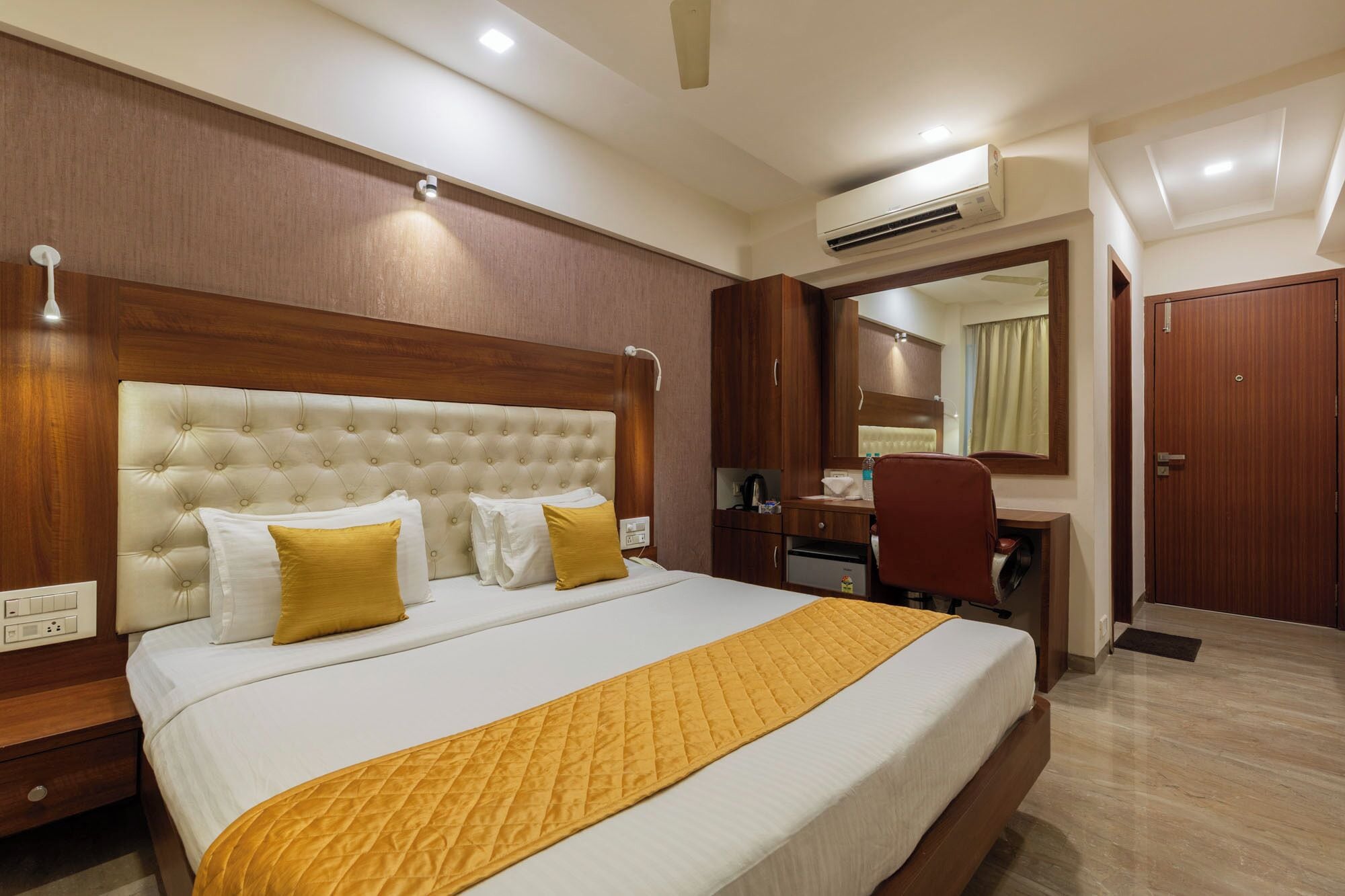 Superior Room | 1 bedroom, desk, blackout curtains, free WiFi