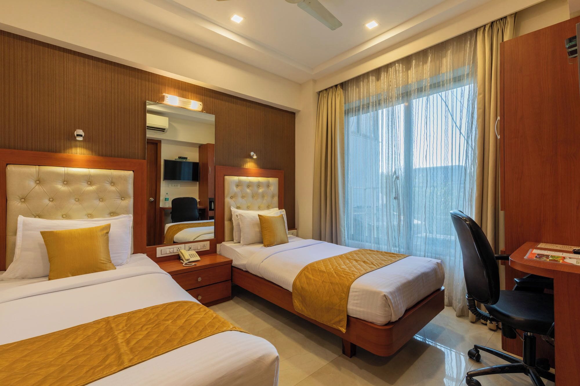 Phòng Deluxe | 1 phòng ngủ, bàn, màn/rèm cản sáng 