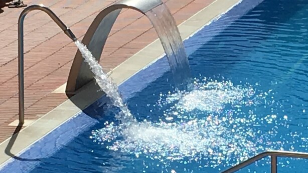 Una piscina con elemento d'acqua.