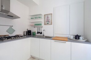 Frigorífico, microondas, placa de cocina y lavavajillas