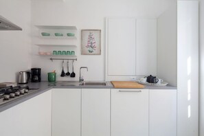 Kühlschrank, Mikrowelle, Herdplatte, Geschirrspüler