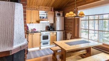 Fridge, microwave, dishwasher, cookware/dishes/utensils