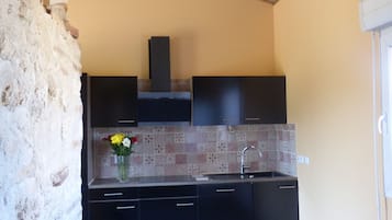 Lemari es, microwave, oven, dan kompor