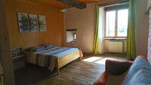 5 bedrooms, desk, iron/ironing board, free WiFi - Large authentic farmhouse in Brocéliande: quiet green (Maxent)