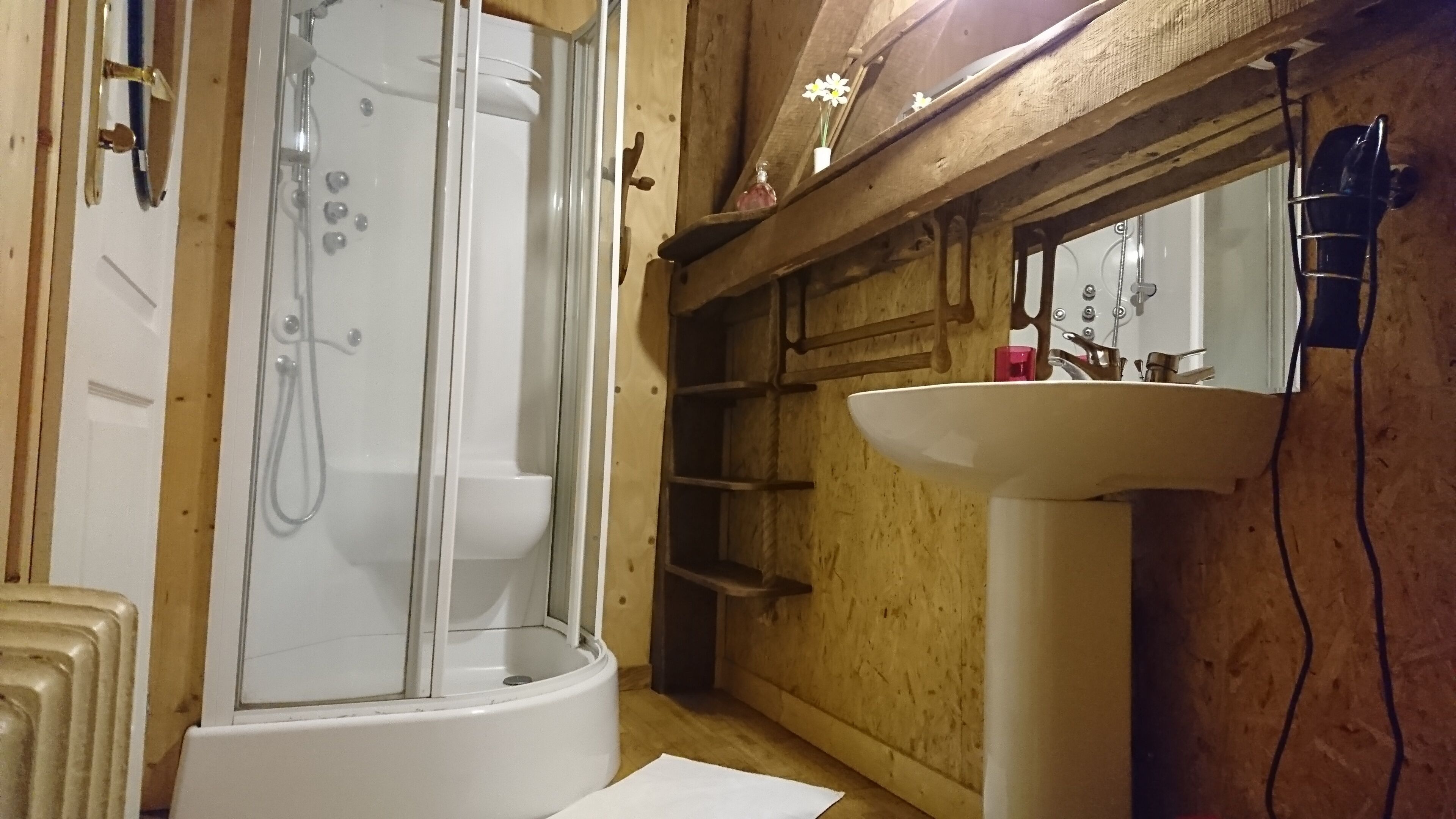 Banheira, secador de cabelo, toalhas de banho, sabonete