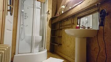 Banheira, secador de cabelo, toalhas de banho, sabonete