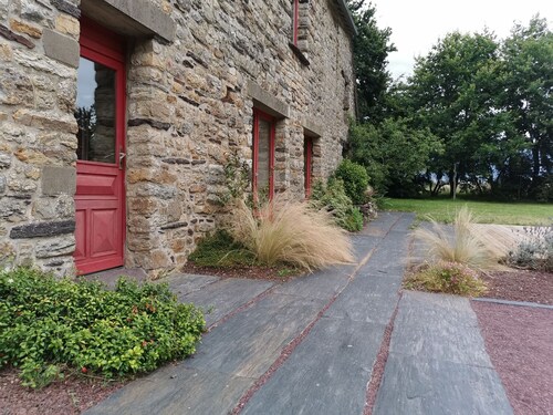 Large authentic farmhouse in Brocéliande: quiet green