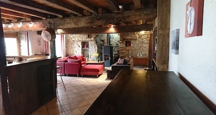 Large authentic farmhouse in Brocéliande: quiet green