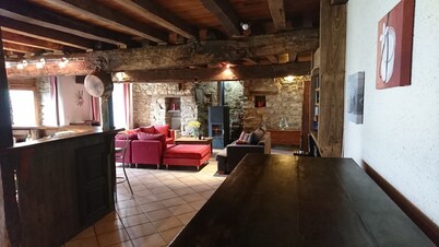 Large authentic farmhouse in Brocéliande: quiet green