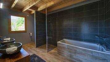 Tina, secadora de cabello, toallas