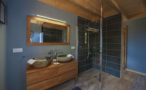 Bathtub, hair dryer, towels - Inuï Grand Chalet - 5-star luxury spa (Muhlbach-sur-Munster)