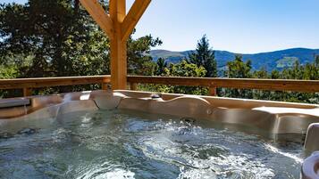 Tina de hidromasaje al aire libre