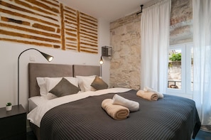 In-room safe, desk, soundproofing, iron/ironing board - 7heaven Luxury Rooms Palace (Split)