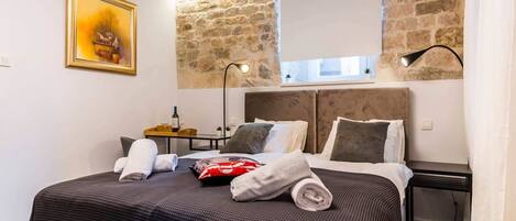 Deluxe Room (Palace 2) | In-room safe, desk, soundproofing, iron/ironing board