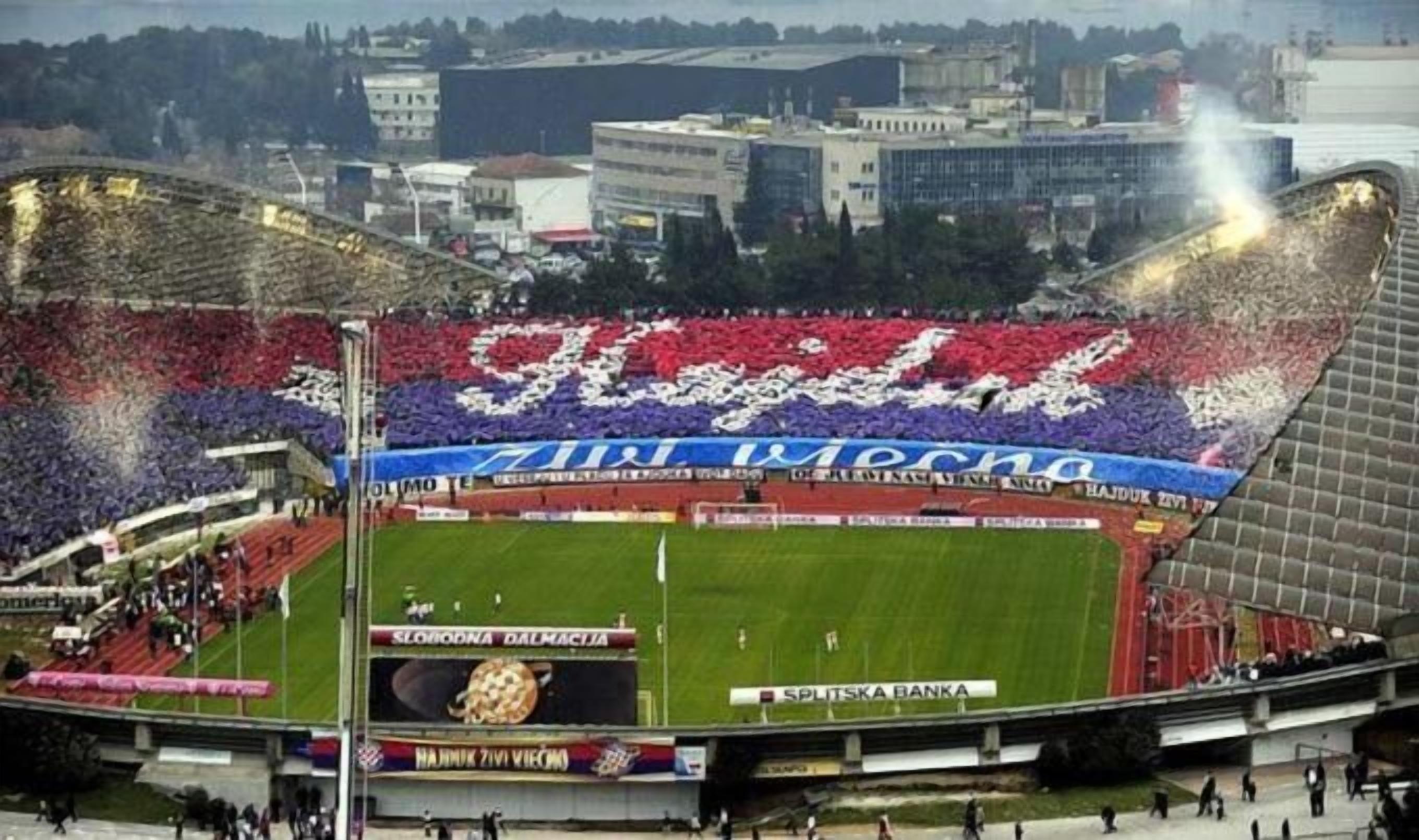Ein Stadion mit einem großen, gewölbten Dach und Werbeanzeigen an den Tribünen.