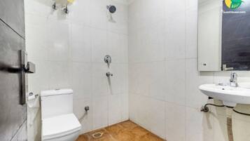 Combined shower/tub, towels, soap, toilet paper