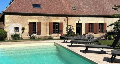 Beautiful 1900 Demeure with swimming pool and enclosed garden, in a charming village