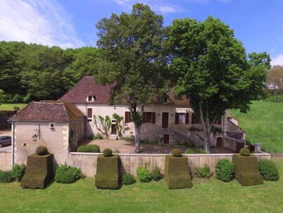 Beautiful 1900 Demeure with swimming pool and enclosed garden, in a charming village