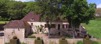 Beautiful 1900 Demeure with swimming pool and enclosed garden, in a charming village