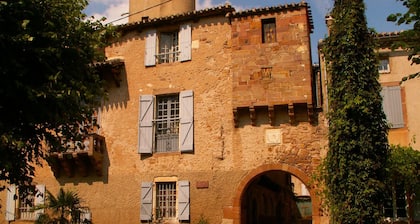 Casa en el campo cerca de un lago