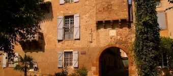 Haus auf dem Lande in der Nähe eines Sees