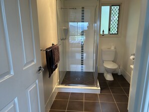 Een bad, een haardroger, shampoo, toiletpapier