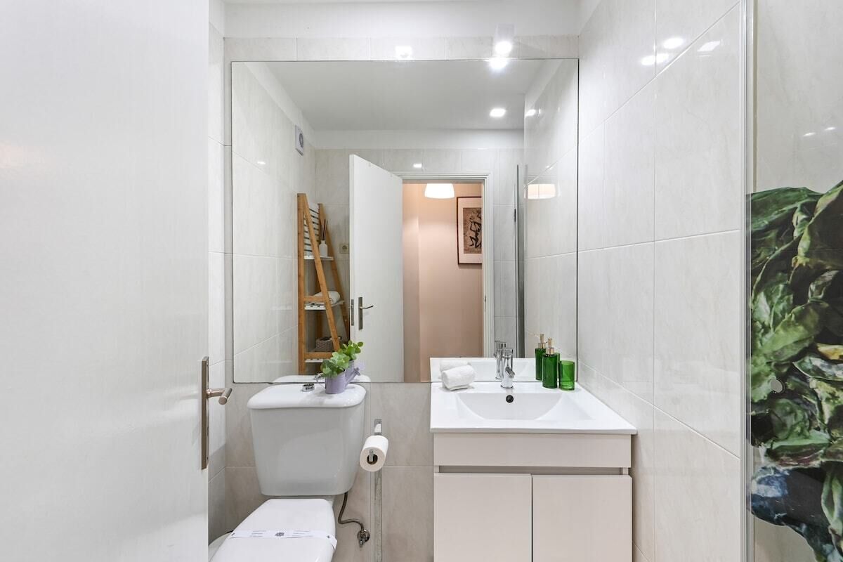 Bathtub, hair dryer