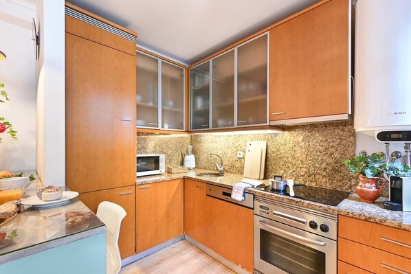 Coffee/tea maker, fridge, microwave, oven