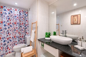 Baignoire, sèche-cheveux