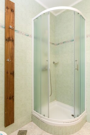 Shower, hair dryer, towels, soap - Studio apartment in City Center with free Wi-fi (Novalja)