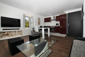 Leilighet – superior, utsikt mot marina | Oppholdsområde | En 97-centimeters Flatskjerm-TV med Parabol-TV samt TV