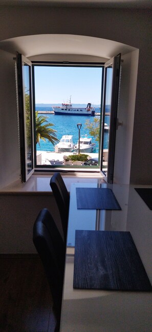 Appartement Supérieur, vue marina | Coin séjour | Télévision à écran plat de 97 cm avec chaînes par satellite, télévision