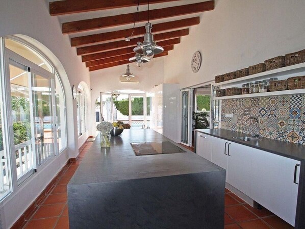 雪櫃、微波爐、焗爐、爐具