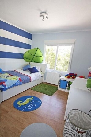 4 bedrooms, iron/ironing board, WiFi, bed sheets