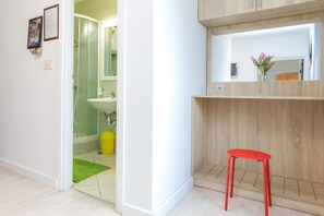 Bathtub, towels, soap, toilet paper - Apartment in City center with Balcony (Novalja)