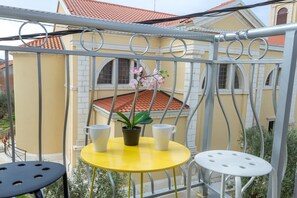 Outdoor dining - Apartment in City center with Balcony (Novalja)