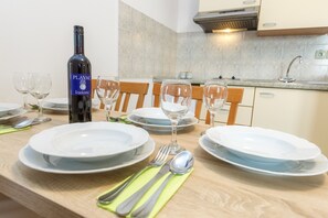 Fridge, stovetop, electric kettle, cookware/dishes/utensils - Apartment in City center with Balcony (Novalja)