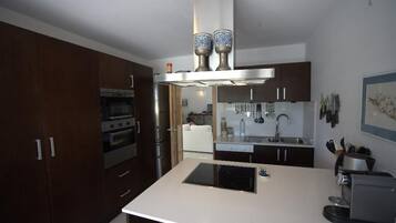 Frigorífico, microondas, horno y placa de cocina