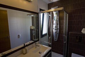 Douche, serviettes fournies
