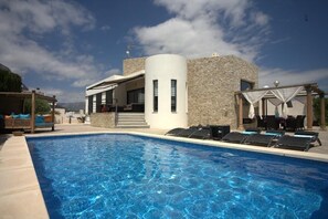 حمام سباحة