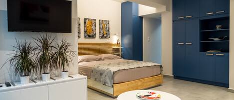 Skrivebord, lydisolert, strykejern/-brett og wi-fi