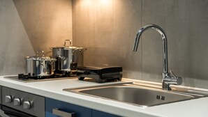 Une cuisine moderne équipée d’appareils électroménagers en acier inoxydable, d’un évier et d’un four encastré.